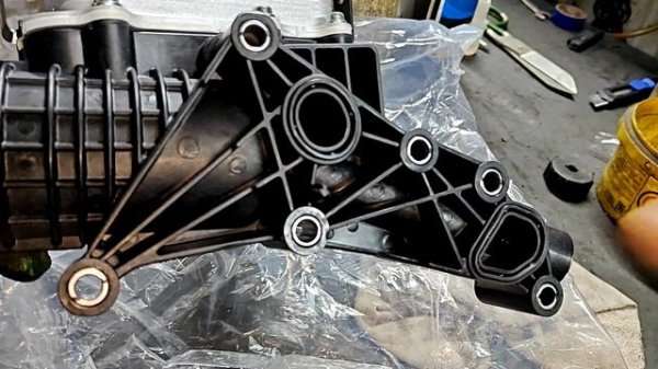 Genesis GV70 дизель, замена корпуса масляного фильтра и теплообменника