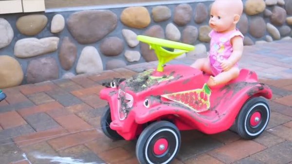 Настя и папа играют в магазин игрушек и отель