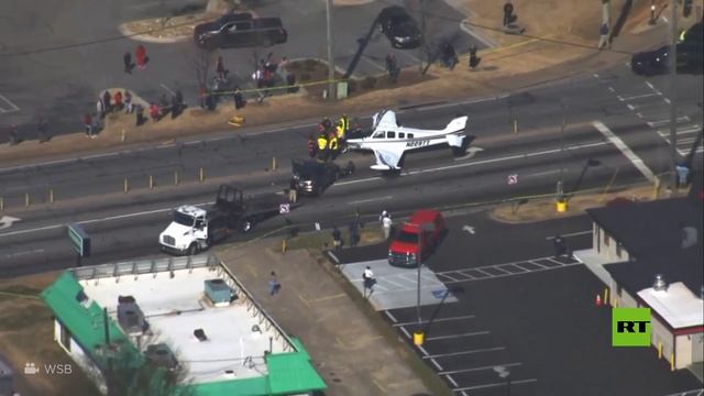 شاهد.. طائرة تصطدم بسيارات أثناء هبوط اضطراري على طريق مزدحم في جورجيا الأمريكية смотреть онлайн