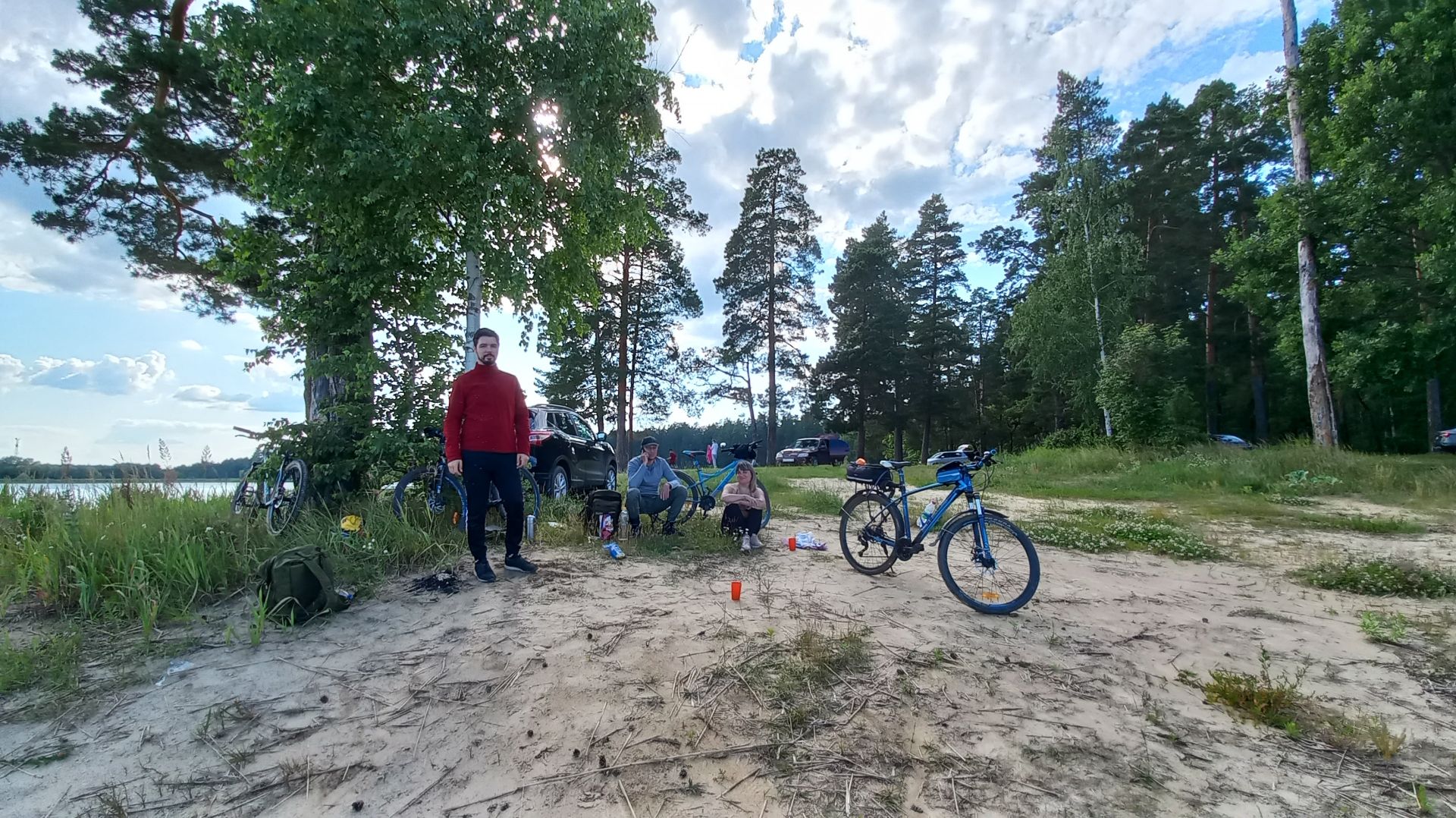 Велопоход на реку Вядя вчетвером через подвесной пешеходный мост смотреть онлайн