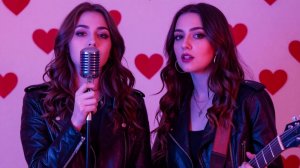 Видео из фотографии: Девушки-музыканты на фоне из красных сердец. Песня: С Днём влюблённых!