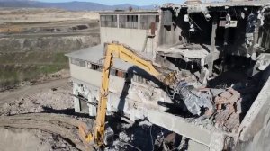 Liebherr 954 разрушает 50-метровое промышленное здание