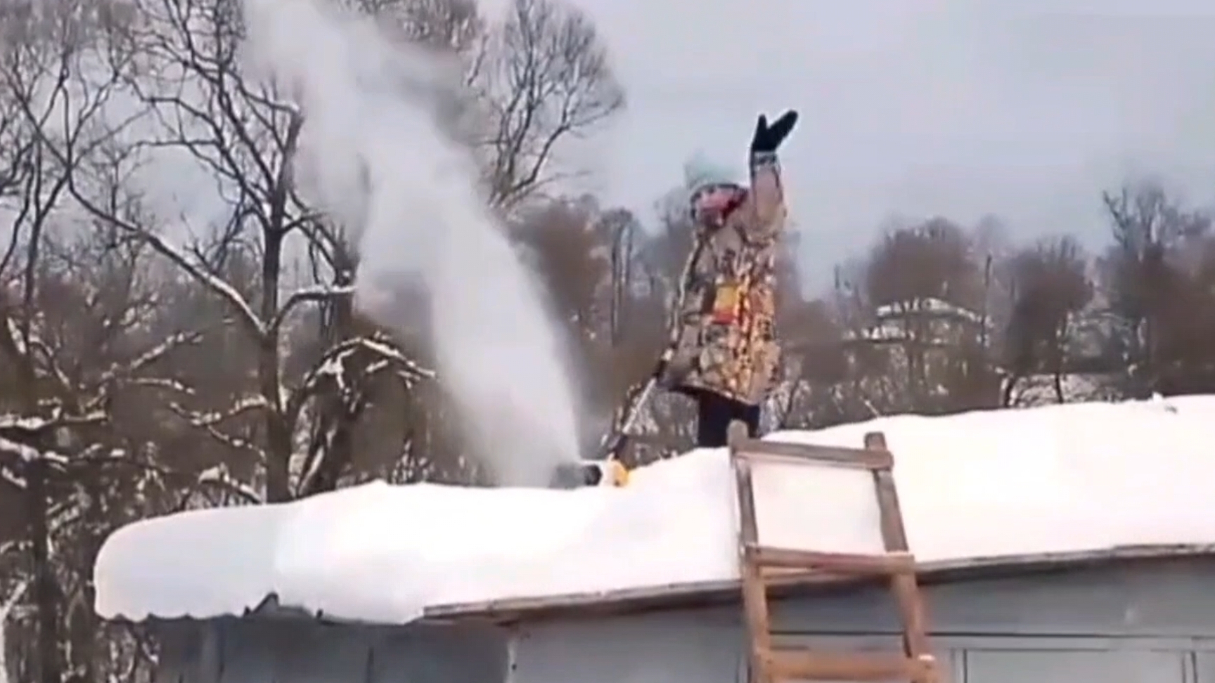 По делам в город...Выписка рецептов...бегаю по кругу и танцы на крыше с лопатой!!! смотреть онлайн