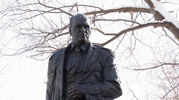 В Москве открыли памятник легендарному советскому разведчику, Герою России Алексею Ботяну.