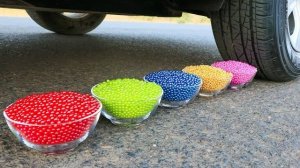 Машина давит предметы колесом! Эксперименты! Давим цветные тарелки с орбизами! Залипалка ASMR