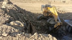 Мощный экскаватор Komatsu загрузки линию самосвалов БелАЗ