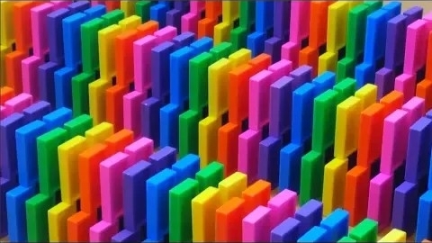 РАДУЖНЫЕ КОСТЯШКИ ДОМИНО смотреть онлайн