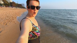 Следим за ЗНАМЕНИТОСТЯМИ на пляже в Паттайе! СПЛЕТНИЧАЕМ и купаемся в море в Таиланде! Влог