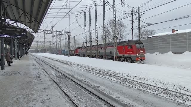 Тепловоз 2ТЭ25Км-0432 (ТЧЭ-2) следует с контейнерным поездом № 1ХХХ. смотреть онлайн