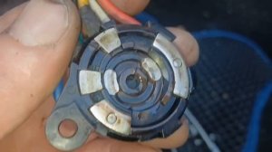 нет ключа в замке зажигания,а приборка работает