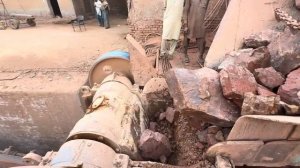 Экстремальное дробление горных пород | Гигантский камень заклинил дробилку, и мощность отключилась |