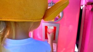 Настя и папа играют в ресторан