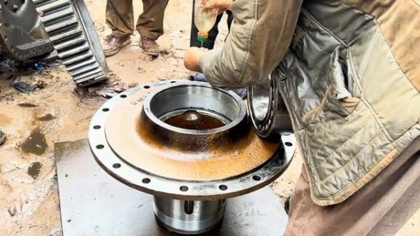 Невероятный ремонт! На бортовой передаче Komatsu D155 Сломаны зубья шестерни, резьба гайки и установ