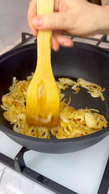 Сегодня у нас на ужин картофельное пюре и судак — тушёный, с овощами. смотреть онлайн