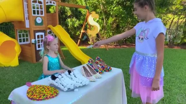 Настя играет в продавца сладких туфлей