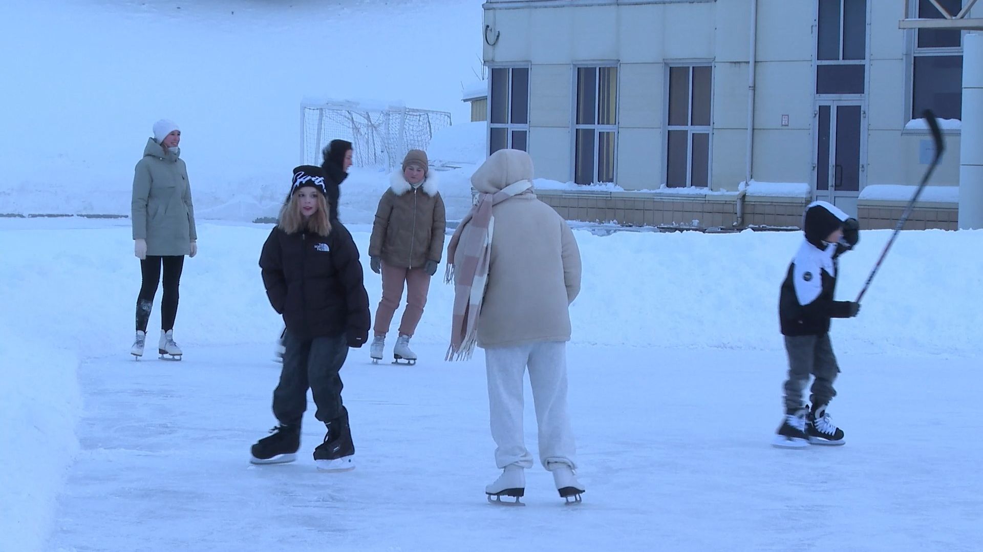 Прокатиться на коньках с ветерком можно на катках городского округа Мытищи смотреть онлайн