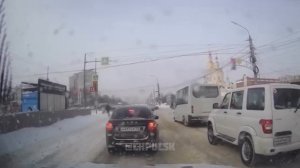 🚘 У этого водителя Renault Sandero явно другие ПДД.  Перекресток Минаева и 12 Сентября.