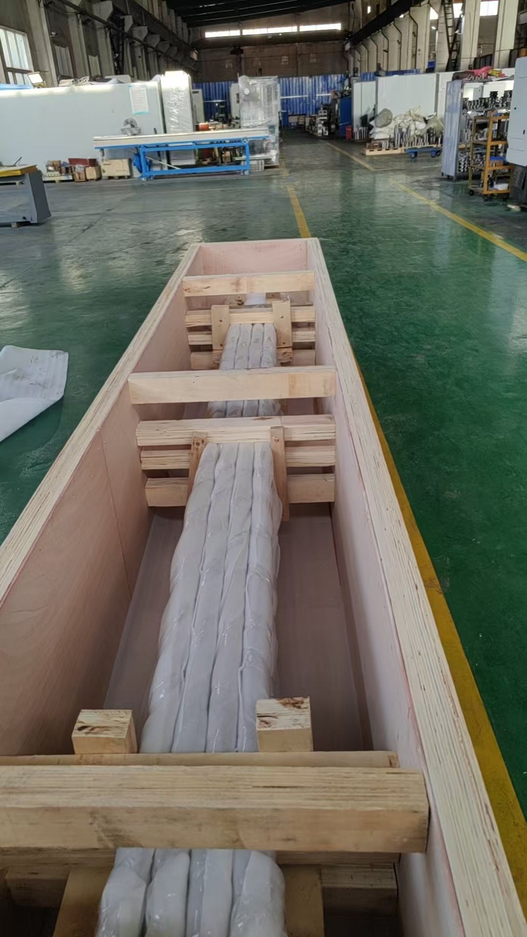 Упаковка перед отправкой Шнековой пары CTE-65 (экструзионной линии Coperion)