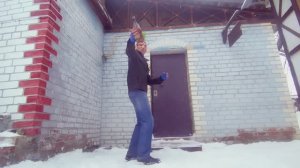 Разбивание бутылки с вертушки