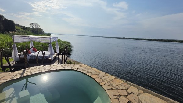 Потрясающий лодж на Ниле в Уганде с бегемотами и крокодилами ночуем. Nile safari lodge
