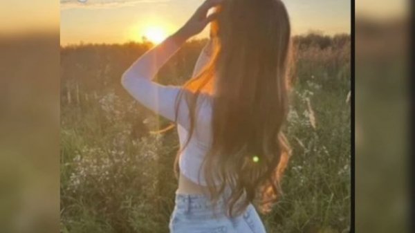 песня *stuck next to you*