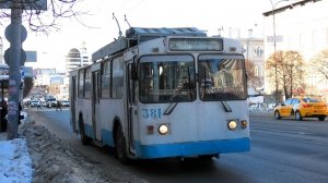 Троллейбус Екатеринбурга БТЗ-5276-01 борт. №381 маршрут 26 на остановке "Гостиница Центральная"