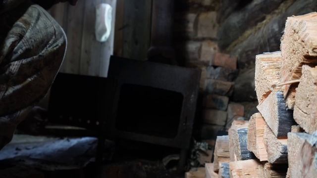 НАШЁЛ ОЗЕРО! РЫБАЛКА И НОЧЕВКИ В ИЗБЕ. СЮРПРИЗ В ИЗБЕ И НАХОДКИ В ПОХОДЕ. смотреть онлайн