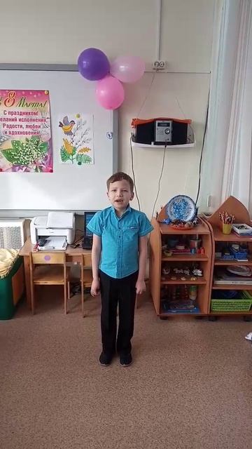 Синий кот поздравляет с 8 марта. Сижу тут  вспоминаю как я был маленьким. Ведь  приятно  помнить:)!