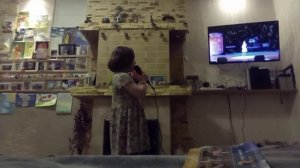 я с микрофоном пою песню А зори здесь тихие-тихие