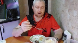 Ем консервы селёдка в масле с пюре.  Ответы на вопросы. Мукбанг, еда на камеру, обжор Россия.