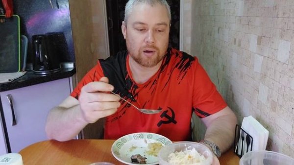 Ем консервы селёдка в масле с пюре.  Ответы на вопросы. Мукбанг, еда на камеру, обжор Россия.