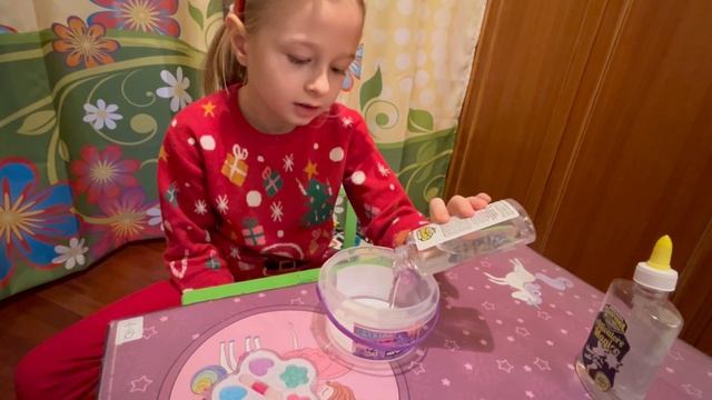 Слайм-челлендж. Аня делает слайм своими руками и сравнивает его с готовым. Какой слайм лучше? смотреть онлайн