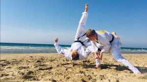 Упражнения для обучения безопасным способам падений (без комментариев)