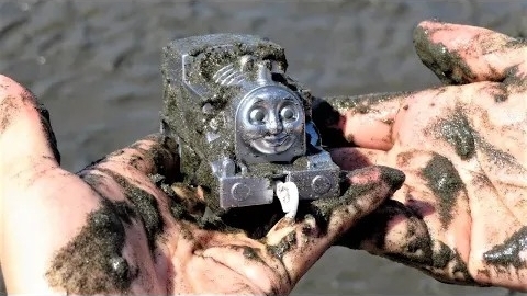 Вытащите игрушки Thomas & Friends из грязи