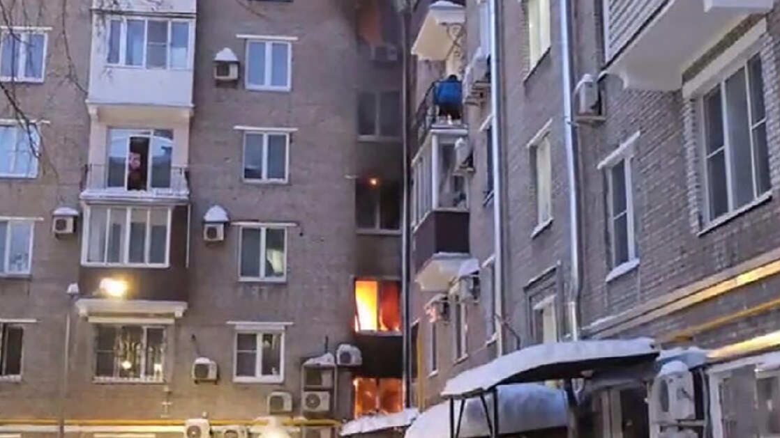 Подъезд жилого дома загорелся в центре Москвы смотреть онлайн