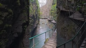 по узкому мосту к главному красавцу водопаду 🏔️🌀⛰️🌟💧