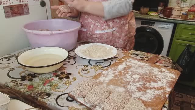 КЛЁВАЯ Я БАБЁНКА, ВЕЗДЕ ВСЁ УСПЕЛА смотреть онлайн