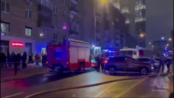 Операцию по тушению пожара в жилом доме в центре Москвы сняли на видео