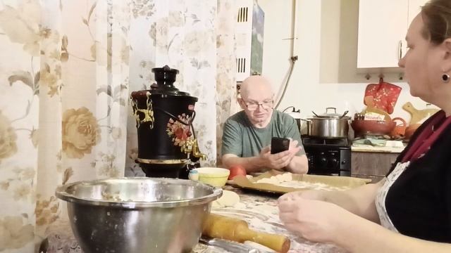 СЕМЬЯ КУШАЕТ, СТРЯПАЮ ПЕЛЬМЕНИ, МУЖ ЧИТАЕТ.... смотреть онлайн