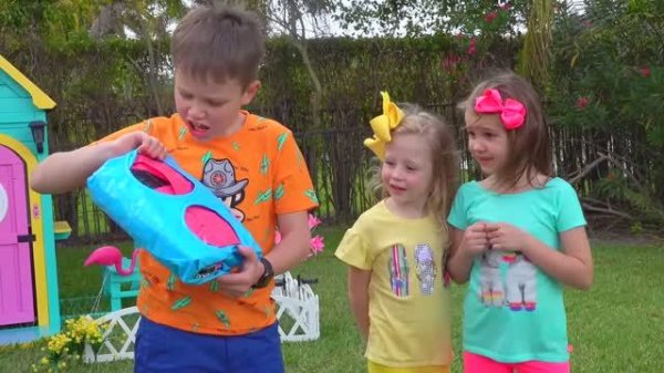 Настя, Катя и Макс играют вместе