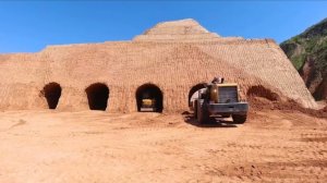 Человек покупает целую гору и строит внутри неё дом.