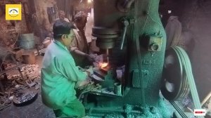 Тяжелый труд. Процесс ковки и изготовления инструментов.