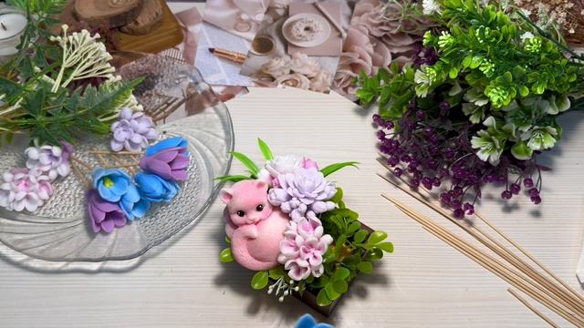 Сборка весеннего букета в гипсовом кашпо из мыльных колокольчиков, сирени, кошечки шарлотки смотреть онлайн