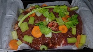 Нежный и благоухающий окорок, запечённый в духовке.