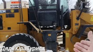 Кучи снега,очищают город.