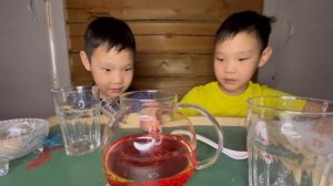 Саша и Аркадий Оконешниковы делают домашний опыт «Лава лампа»