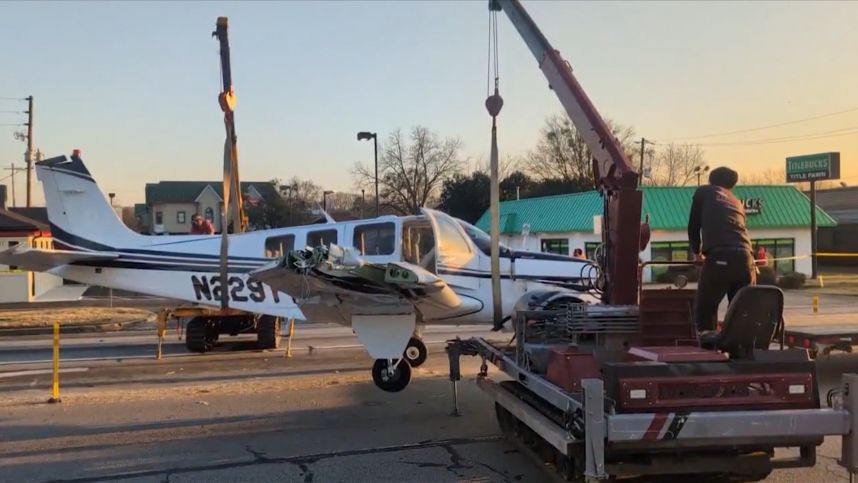 Самолет приземлился на трассу в США смотреть онлайн