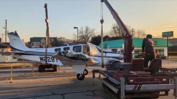 Самолет приземлился на трассу в США