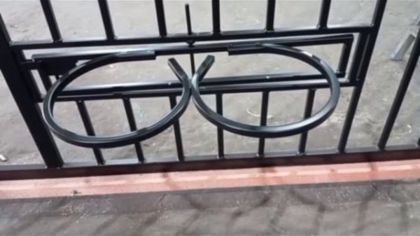 Поворотное окно подачи корма