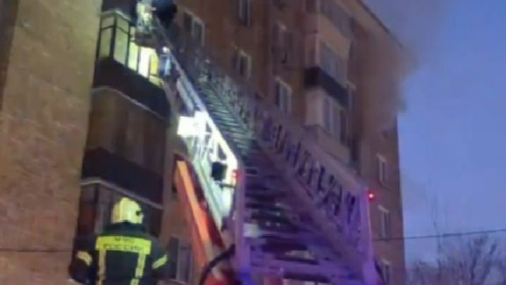 Жилой дом горит в центре Москвы, жильцы трех этажей просят о помощи смотреть онлайн